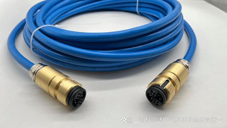 时,其内部的金属触点会与插座内的触点紧密接触,形成稳定的电气连接